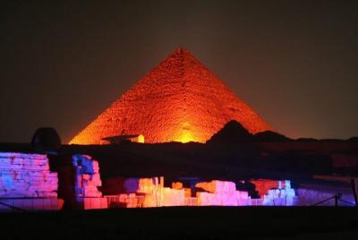 Espectáculo de luz y sonido nocturno en las pirámides de Giza