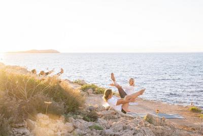 Sesión de Yoga Frente al Mar  Sesión de Yoga Frente al Mar