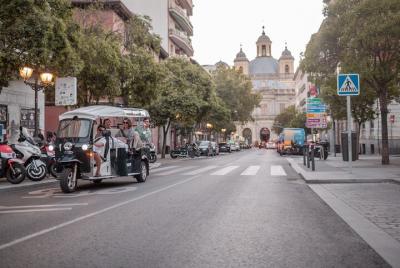 Tour experto de Madrid en tuk-tuk eléctrico Tour experto de Madrid en tuk-tuk eléctrico