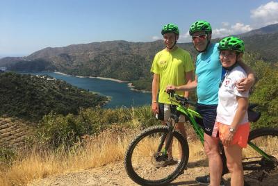 Recorrido de exploración en bicicleta de montaña eléctrica con sa