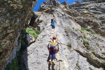 Aventura Privada de Medio Día Vía Ferrata en Benalauría
