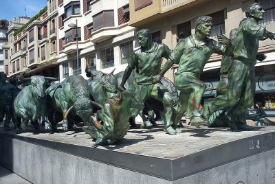 Tour histórico y cultural a pie por Pamplona en grupo reducido  Tour histórico y cultural a pie por Pamplona en grupo reducido