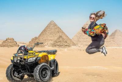 Quads alrededor de las pirámides de Giza Sahara