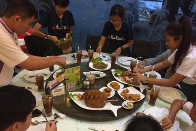 Tour privado de historia y gastronomía de Surabaya: wifi gratis y