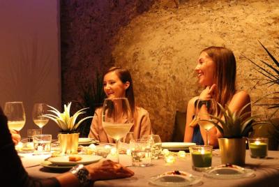 Visita al Casco Antiguo con Cata de Vinos y Tapas en Espacio Hist Visita al Casco Antiguo con Cata de Vinos y Tapas en Espacio Hist
