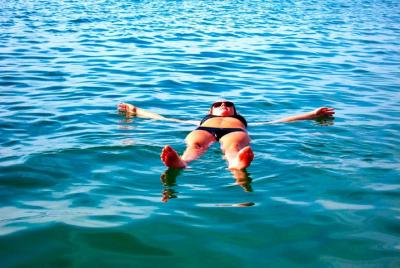 Crucero por la tarde con baño y un cóctel en la playa en Valencia