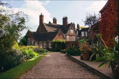 Sin colas: entrada a la casa y al jardín