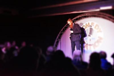 Entrada al club de comedia los viernes y sábados por la noche