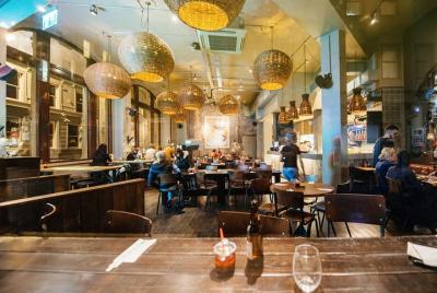 Pub de Bristol saltando y haciendo turismo con guía local