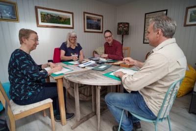 Fabricación de libros hechos a mano en estudio de artistas