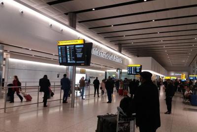 Llegada de última hora del aeropuerto de Londres Gatwick al hotel