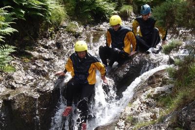 Ghyll aventura de agua revuelta en el distrito de los lagos