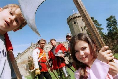 Castillo de Warwick con billetes de tren de ida y vuelta desde Lo Castillo de Warwick con billetes de tren de ida y vuelta desde Lo