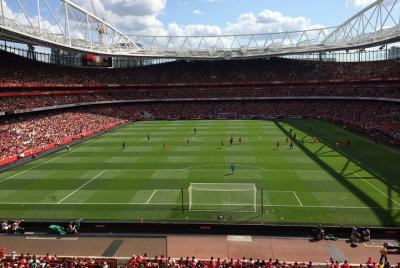 Partido de fútbol del Arsenal en el Emirates Stadium