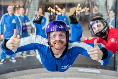Experiencia de paracaidismo en interiores iFLY de Manchester: 2 v