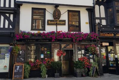 Tour privado a pie de 3 horas por Salisbury en francés