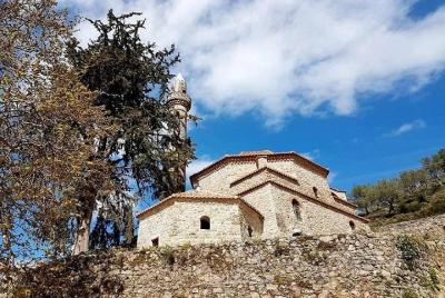Visita la mezquita de Gjin Aleksi y la aldea medieval de Kamenica