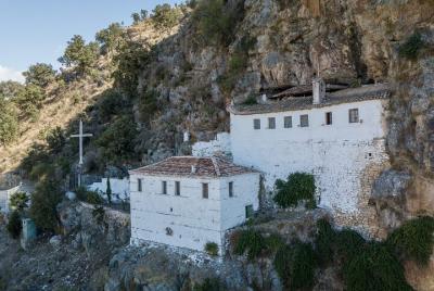 El pueblo abandonado de Kamenica y la mezquita de Gjin Aleksi en  El pueblo abandonado de Kamenica y la mezquita de Gjin Aleksi en