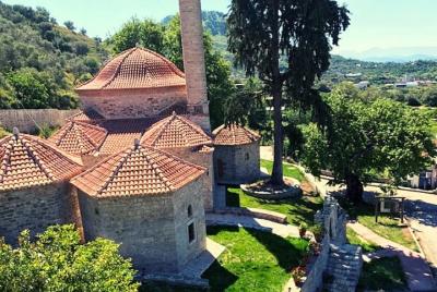 Visita la mezquita de Gjin Aleksi y el complejo islámico de Xherm Visita la mezquita de Gjin Aleksi y el complejo islámico de Xherm