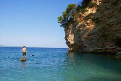 Paddleboard en las islas de Ksamil Paddleboard en las islas de Ksamil