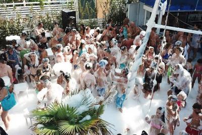 Fiesta de espuma en la playa en Ksamil ~ Edición limitada Fiesta de espuma en la playa en Ksamil ~ Edición limitada