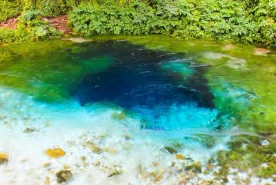 Blue Eye Spring / Monasterio de Mesopotam / y el Castillo de Leku Blue Eye Spring / Monasterio de Mesopotam / y el Castillo de Leku