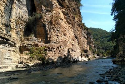 Visita a la cueva Pirogoshi y al Polican desde Berat