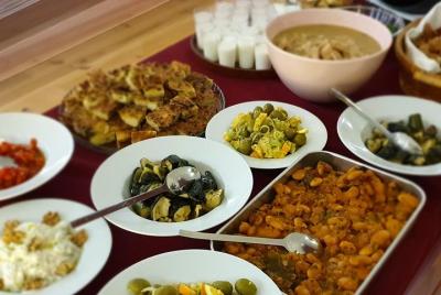 Cena tradicional albanesa y mediterránea de fusión Cena tradicional albanesa y mediterránea de fusión