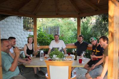 Tour gastronómico y degustación de vinos en el pueblo de Roshnik 