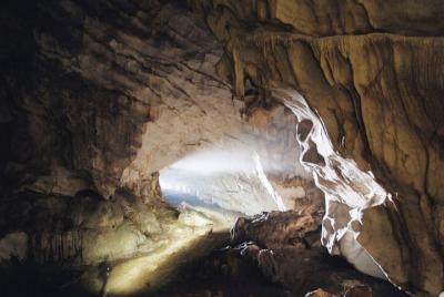 La excursión a la cueva de Pellumbas, cañones y castillos incluye