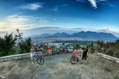 Paseo en bicicleta por la ciudad de Tirane Paseo en bicicleta por la ciudad de Tirane