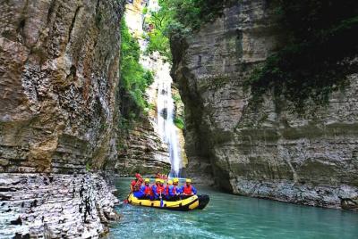 Rafting y canoa en el Gran Cañón de Albania Rafting y canoa en el Gran Cañón de Albania