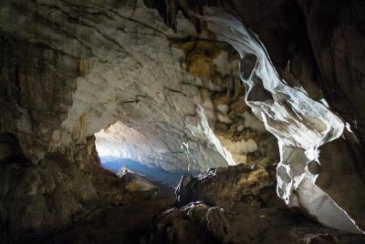 Excursión de un día a la cueva Pellumbas y al cañón Erzeni desde 