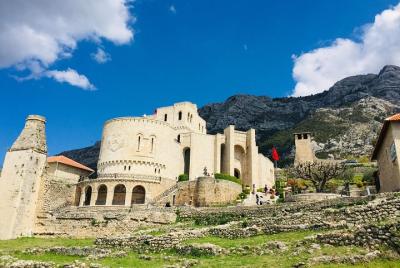 Tour de un día a Tirana y la antigua Kruja con almuerzo incluido Tour de un día a Tirana y la antigua Kruja con almuerzo incluido