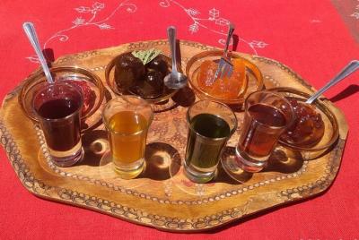 DEGUSTACIÓN DE PRODUCTOS LOCALES DE BERAT Y BREVE WALKINGTOUR por