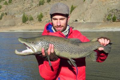 Pesca de truchas todo el año en Villa La Angostura Pesca de truchas todo el año en Villa La Angostura
