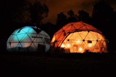 Senderismo nocturno por el bosque con faros y cena a la luz de la
