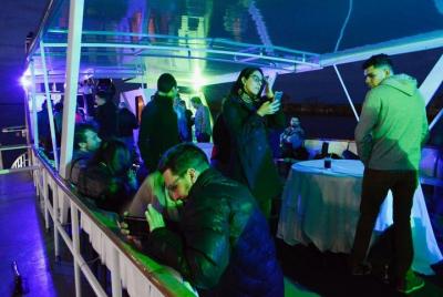 Navegación en barco en Buenos Aires al atardecer