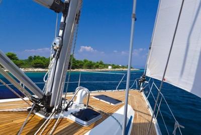 Naxos y Koufonisia con barco tradicional.