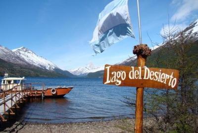 LAGO DEL DESIERTO: Full Immersion LAGO DEL DESIERTO: Full Immersion