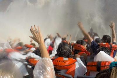 Barco a motor bajo las cataratas, camión 4x4 por la selva con las