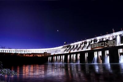 Visita nocturna al espectáculo de luces de Itaipú