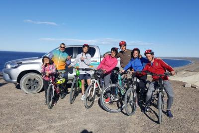 Bicicleta con Lobos Marinos. Area Natural Protegida Punta Loma Bicicleta con Lobos Marinos. Area Natural Protegida Punta Loma