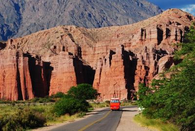 Excursión de día completo a Cafayate y valles Calchaquíes con vin