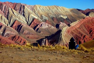 Hornocal, montaña de 14 colores, a través del desfiladero de Huma