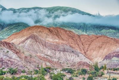 Humahuaca con el cerro de 7 colores