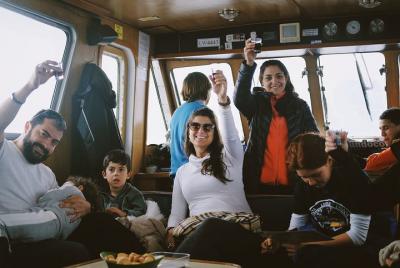 Navegando por el Canal Behua de Ushuaia en un yate