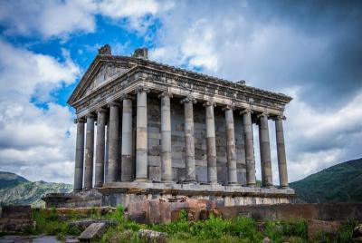 Templo Garni, Monasterio Geghard de Ereván