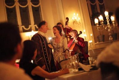 Concierto de Mozart con cena en el salón barroco de la Abadía de  Concierto de Mozart con cena en el salón barroco de la Abadía de