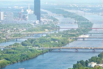 Ciclismo a lo largo de las hermosas orillas del Danubio Ciclismo a lo largo de las hermosas orillas del Danubio